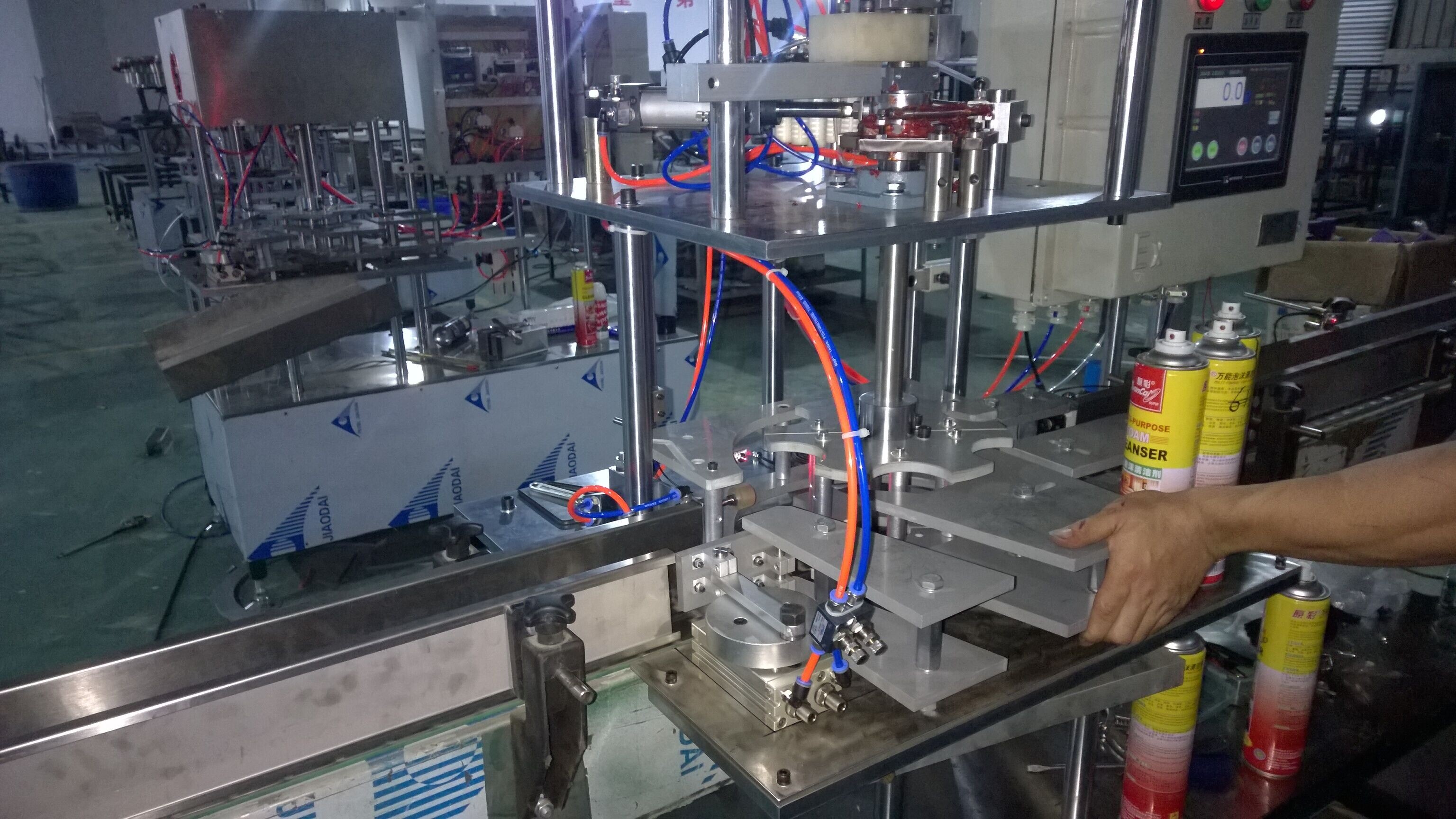 1520256425549632.jpg 在线灌装检重气雾剂在线灌装称重.jpg